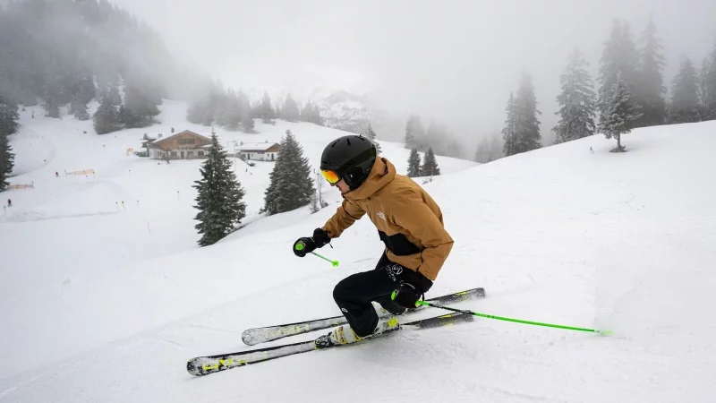 Mit vollem Fokus die Piste runter: Nicht nur Muskeln und Herz-Kreislauf-System sind beim Skifahren gefragt - auch das Gehirn muss einiges leisten. - &copy; Benjamin Nolte/dpa-tmn