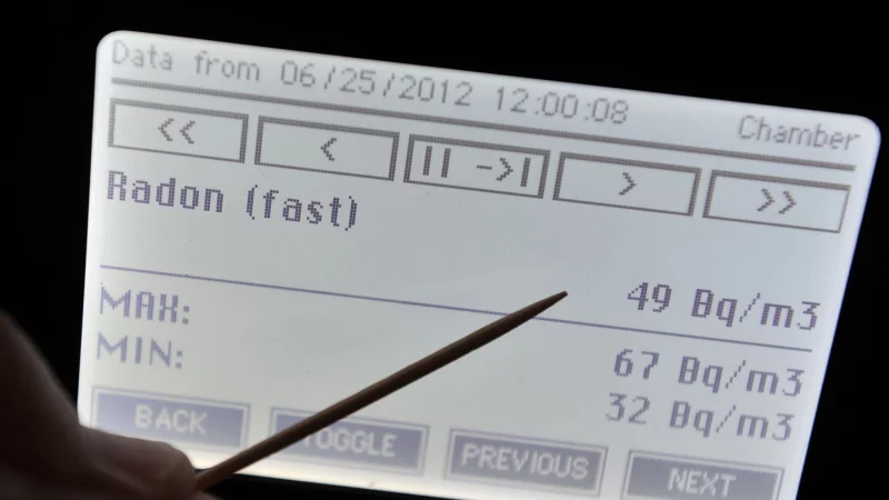 Eine Radonbelastung von 49 Becquerel pro Kubikmeter liegt noch unter den Grenzwerten. Der im Gesetz verankerte Referenzwert betr&auml;gt 300 Becquerel pro Kubikmeter Raumluft. - &copy; Hendrik Schmidt/dpa/dpa-tmn