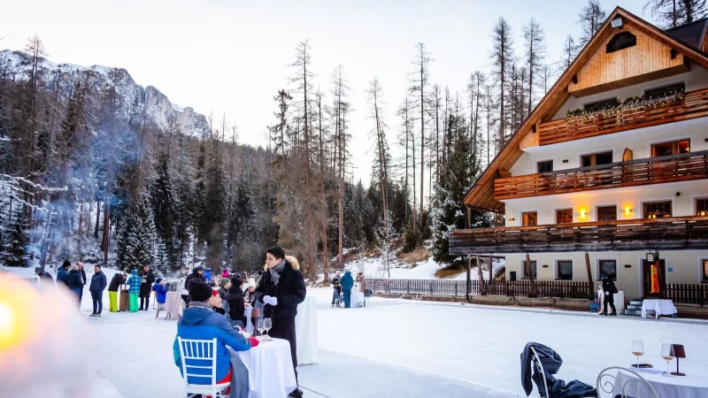 Eisig eingedeckt: speisen auf dem gefrorenen Sompunt-See in Alta Badia. - &copy; Manuel Glira/Alta Badia/dpa-tmn