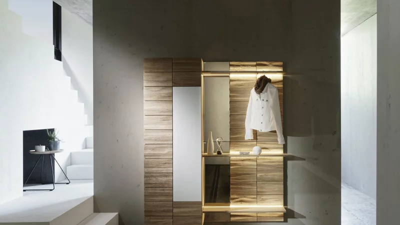 Ein Schrank mit Spiegel und Beleuchtung im Flur sorgt f&uuml;r Stauraum und ist praktisch, um kurz einen Blick aufs Outfit zu werfen. - &copy; Voglauer/DGM/dpa-tmn