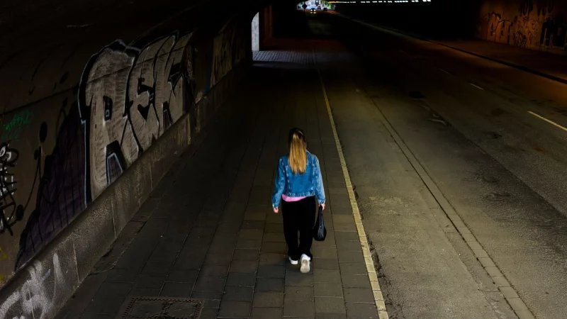 Die Polizei gibt pr&auml;ventive Verhaltenstipps, mit denen sich Menschen, die nachts unterwegs sind, besser sch&uuml;tzen k&ouml;nnen. - &copy; Christoph Reichwein/dpa