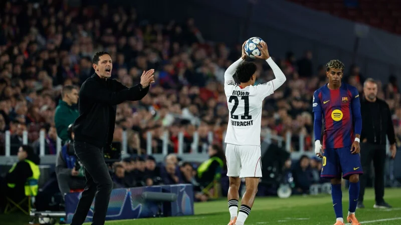 Zollte seiner Mannschaft trotz der Niederlage große Anerkennung: Eintracht-Trainer Dino Toppmöller. - © Joan Monfort/AP/dpa