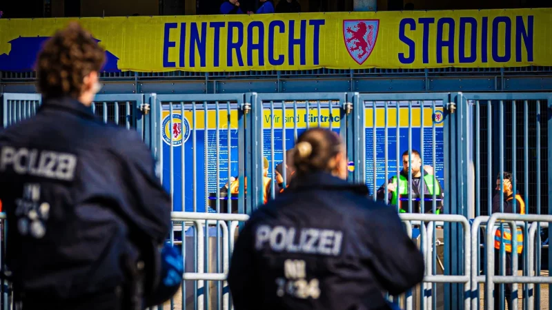 Beim Derby zwischen Braunschweig und Hannover soll es keine personalisierten Tickets geben. - © Moritz Frankenberg/dpa