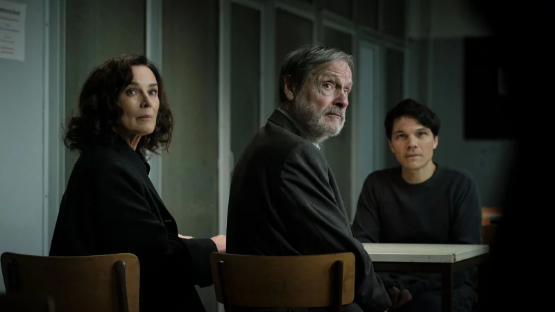 Anwältin Anna Conti (Désirée Nosbusch) und Friedrich Klopfer (Michael Wittenborn) besuchen dessen Sohn Falk Klopfer (Sebastian Urzendowsky). - © Peter Drittenpreis/ZDF/dpa