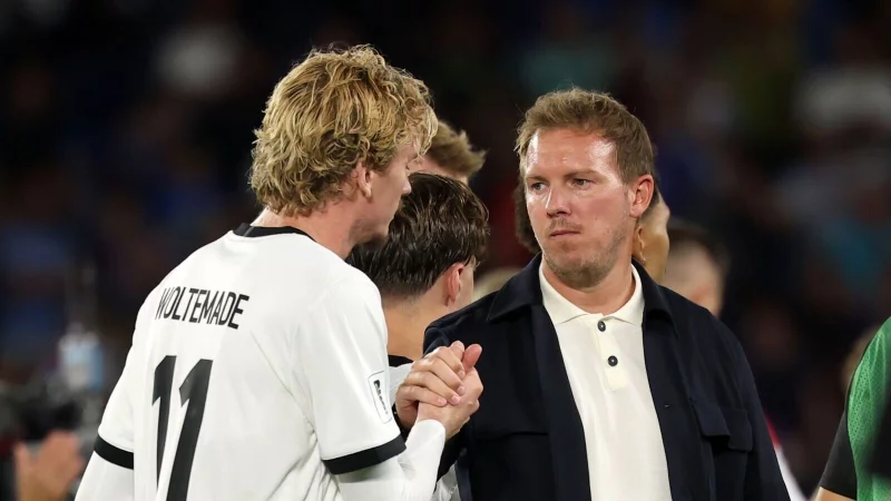 Julian Nagelmann bedankt sich bei Nick Woltemade. - © Christian Charisius/dpa