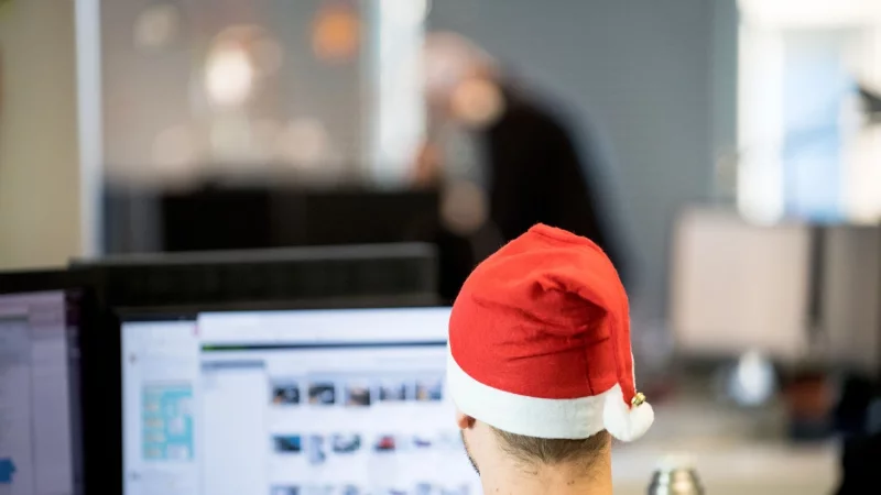 Ob es Weihnachtsgeld gibt oder nicht, kann im Tarif- oder Arbeitsvertrag festgehalten sein. - &copy; Zacharie Scheurer/dpa-tmn