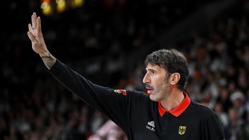 Alex Mumbru dirigiert wieder das Nationalteam. - © Harry Langer/dpa