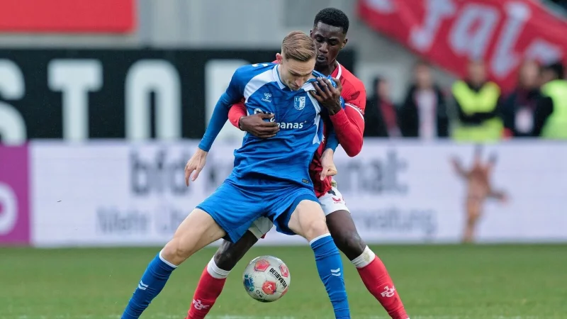 Maximilian Breunig (Magdeburg) und Maxwell Gyamfi (1. FC Kaiserslautern) k&auml;mpfen um den Ball. - &copy; Uwe Anspach/dpa