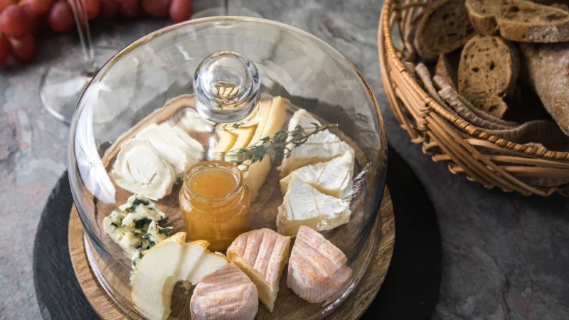 Sie m&ouml;chten, dass der K&auml;se m&ouml;glichst lange genie&szlig;bar bleibt? Dann setzen Sie lieber auf eine K&auml;seglocke statt Silica-Gel. - &copy; Christin Klose/dpa-tmn