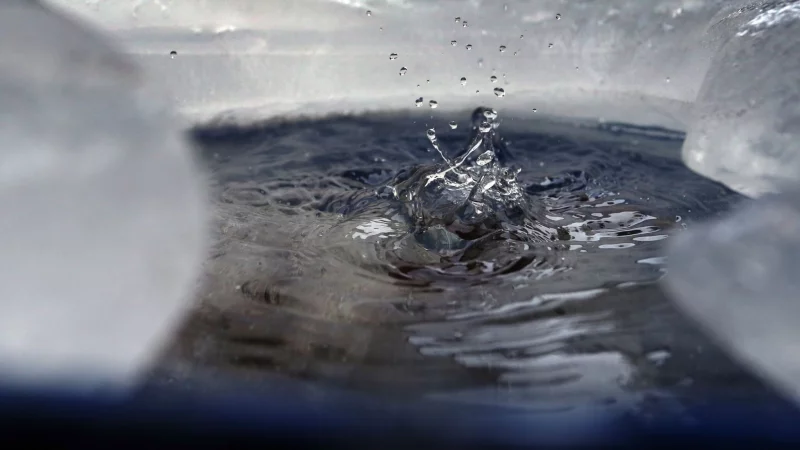 Eis vermeiden: So sch&uuml;tzen Sie Ihre Regenwassertonne vor Frost. - &copy; Karl-Josef Hildenbrand/dpa/dpa-tmn