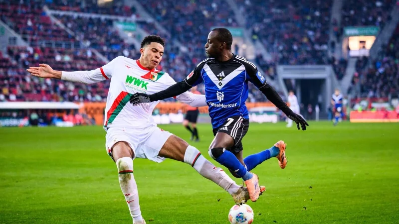 Augsburgs Noahkai Banks im Zweikampf mit Jean-Luc Domp&eacute; vom HSV. - &copy; Tom Weller/dpa