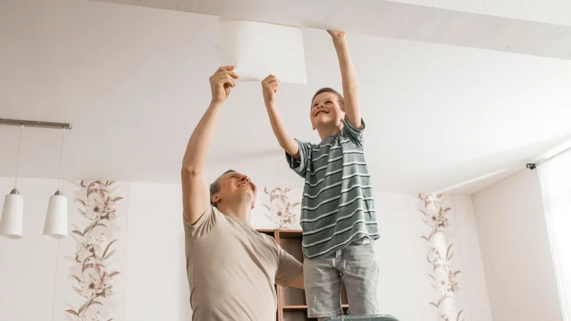 Mit Kindern heimwerken macht Freude - wenn man die passenden Projekte für die Kleinen wählt. - © Elena Medoks/Westend61/dpa-tmn