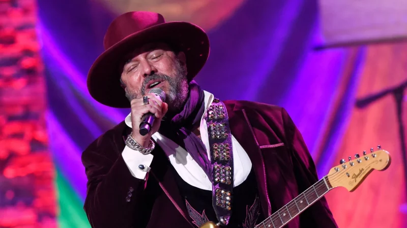 Raul Malo von der Band The Mavericks ist im Alter von 60 Jahren gestorben. - © Mark Zaleski/AP/dpa