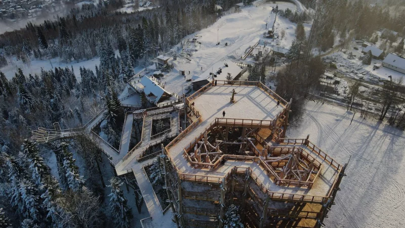 Der neue Baumwipfelpfad bietet Ausblicke auf Wisla, die umliegenden Schlesischen Beskiden und sogar die etwas fernere Hohe Tatra. - &copy; Skolnity/dpa-tmn