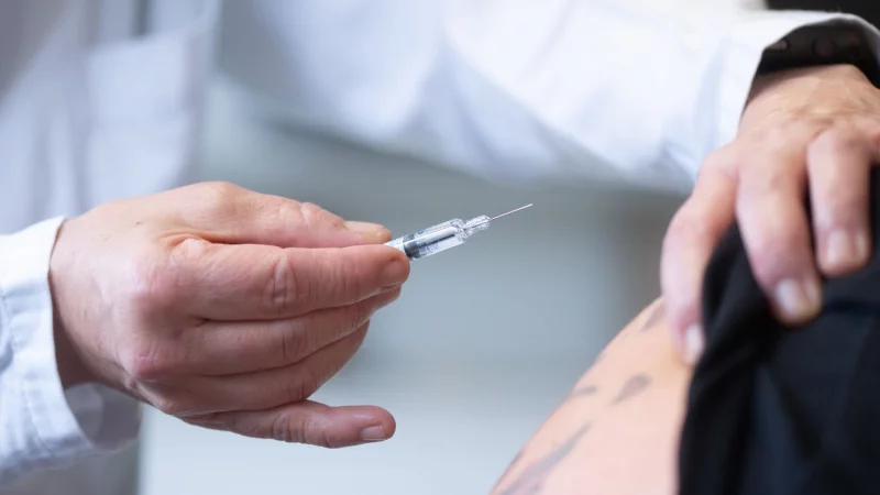 Ob Diabetes, Herzschw&auml;che oder COPD: Menschen mit Vorerkrankungen wird empfohlen, jetzt im Herbst den Corona-Impfschutz aufzufrischen. - &copy; Sebastian Kahnert/dpa/dpa-tmn