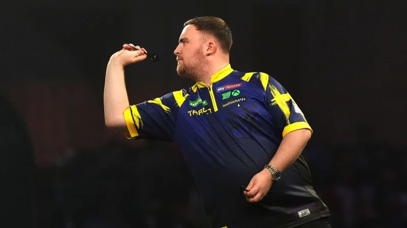 Luke Littler meistert seine Auftakthürde. - © Adam Davy/PA Wire/dpa