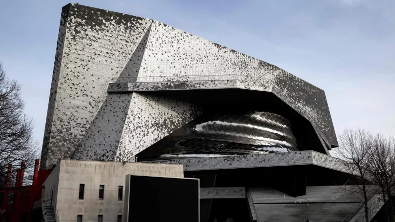 Vier Menschen sitzen in Polizeigewahrsam. - &copy; Sebastien Dupuy/AFP/dpa