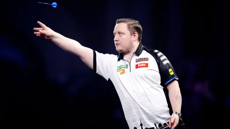 Martin Schindler forderte in der dritten Runde Ryan Searle - und schied aus. - &copy; John Walton/PA Wire/dpa