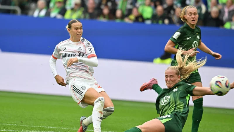 Bayern-Torsch&uuml;tzin Klara B&uuml;hl (l). - &copy; Swen Pf&ouml;rtner/dpa