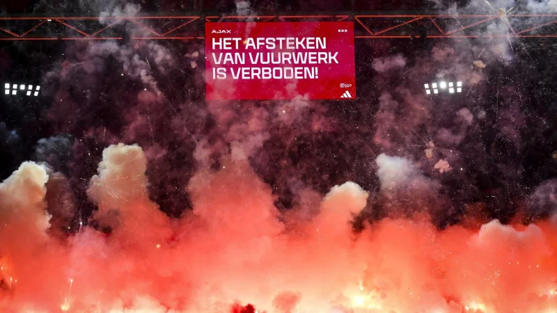 Das Ajax-Heimspiel gegen Groningen wurde wegen der Pyro-Krawalle abgebrochen. - © Anp Olaf Kraak/ANP/dpa