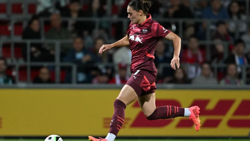 Giovanna Hoffmann brachte Leipzig früh auf die Siegerstraße und musste später verletzt ausgewechselt werden. (Archivbild) - © Hendrik Schmidt/dpa