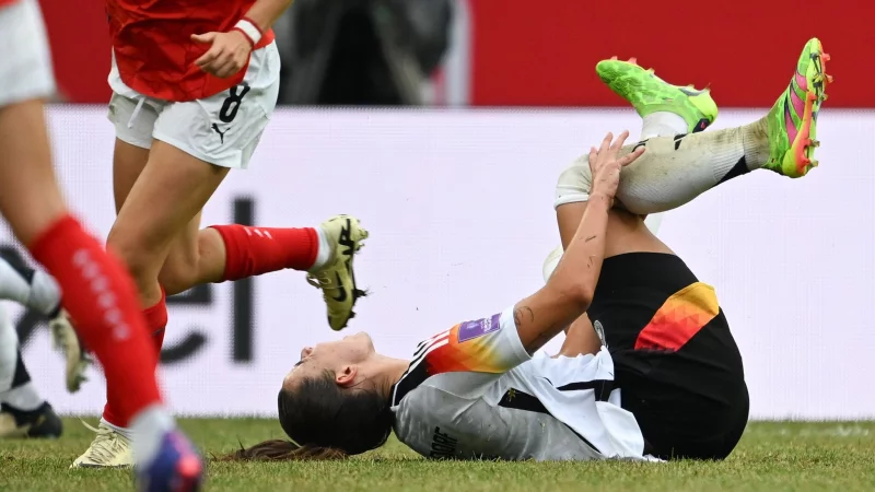 Lena Oberdorf bei ihrem ersten Kreuzbandriss (Archivbild) - © Sebastian Christoph Gollnow/dpa