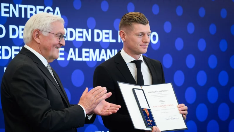 Bundespr&auml;sident Steinmeier (l) nennt ihn eine lebende Legende und zeichnet ihn aus: Ex-Nationalspieler Kroos (r). - &copy; Bernd von Jutrczenka/dpa