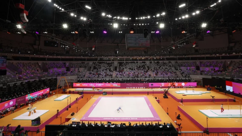 Warme Farben, kalte Luft: die IMS Arena. - © Bai Xuefei/XinHua/dpa