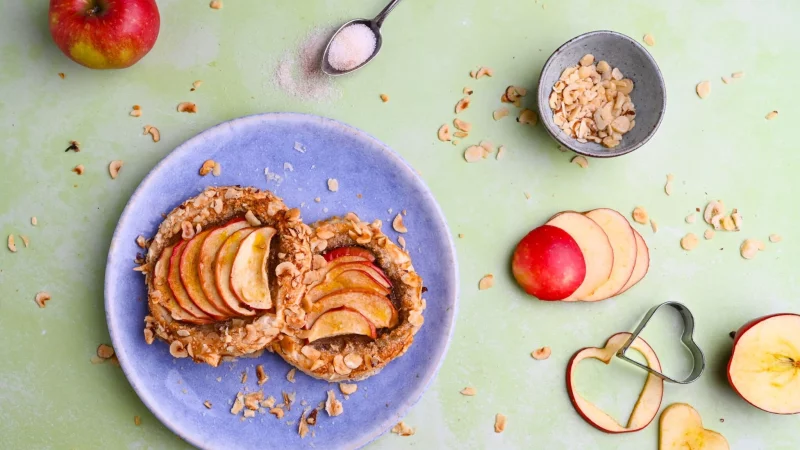 Schnell gemacht sind die Apfeltaler mit Haseln&uuml;ssen, Zimt und Bl&auml;tterteig aus dem K&uuml;hlregal. - &copy; Ariane Bille/BVEO/dpa-tmn