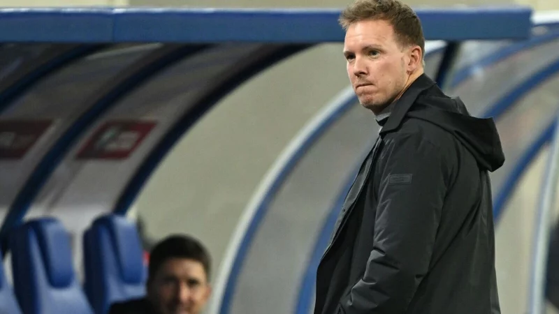 Julian Nagelsmann blickt skeptisch auf den Platz. - &copy; Federico Gambarini/dpa