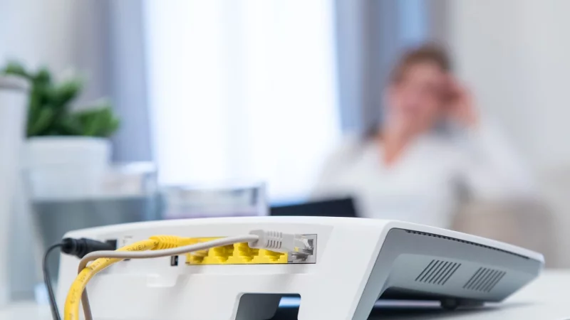 Kommt der Glasfaseranschluss, kann der alte Router (Bild) oft stehen bleiben, wenn er mit einem neuen Modem verbunden wird. - &copy; Christin Klose/dpa-tmn