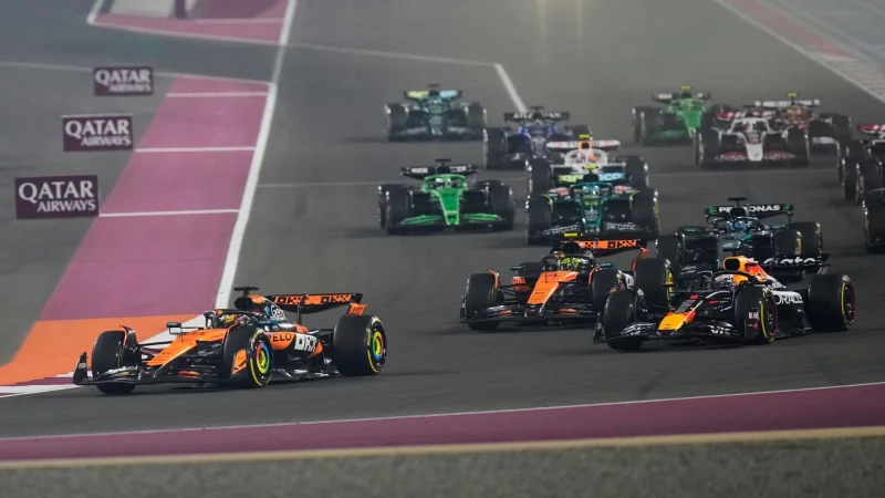 Hinter Polesetter Oscar Piastri schnappt sich Max Verstappen nach wenigen 100 Metern WM-Spitzenreiter Lando Norris. - © Darko Bandic/AP/dpa