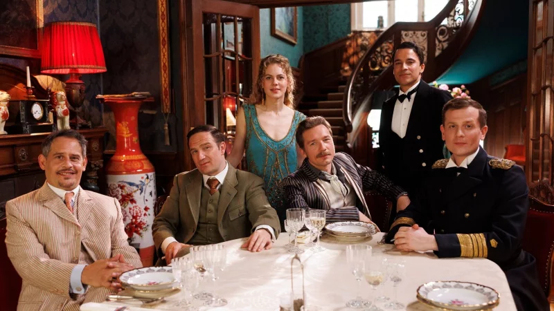 Eine neue Serie gibt Antworten auf Fragen, die im legend&auml;ren Sketch &laquo;Dinner for One&raquo; offen bleiben. - &copy; Frederic Batier/Amazon MGM Studios/dpa