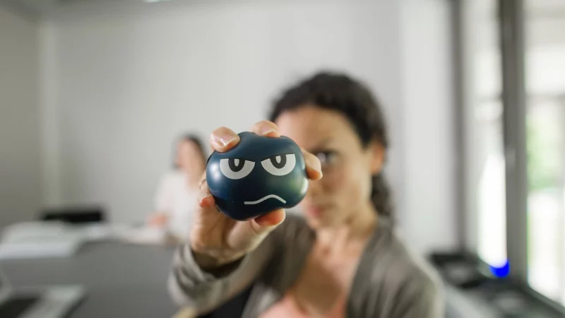 Wer sich auf der Arbeit ungerecht behandelt fühlt, kann frustriert sein. Wie damit umgehen? - © Klaus-Dietmar Gabbert/dpa-tmn