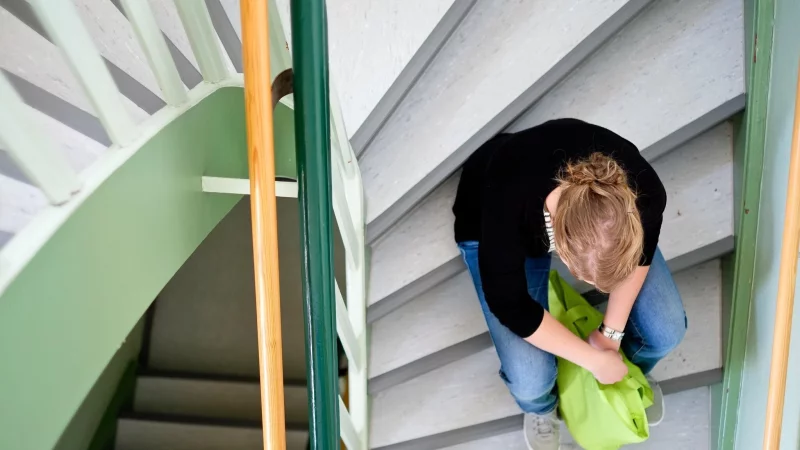 Chronische M&uuml;digkeit und &Uuml;berforderung sind h&auml;ufige Folgen von Pr&auml;sentismus - und das ist weder f&uuml;r Arbeitnehmer noch f&uuml;r Arbeitnehmer gut. - &copy; Peter Steffen/dpa/dpa-tmn