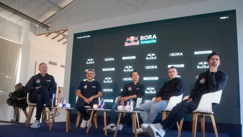 Die Protagonisten im Red-Bull-Team mit dem Tour-Dritten Florian Lipowitz (M.) - © Clara Margais/dpa