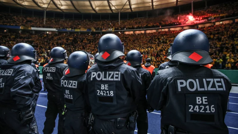 Die Polizei wird am Samstag nicht nur im Olympiastadion gefordert sein. (Archivbild) - &copy; Andreas Gora/dpa