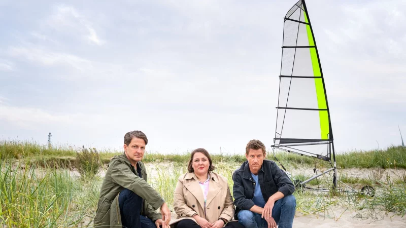 Am Strand kommt Hauke Momsen zu Tode. Wer hat seinen Strandsegler manipuliert? Ermittler Henk Cassens (rechts, Maxim Mehmet) kann wie immer auch auf die Unterst&uuml;tzung seiner Freunde z&auml;hlen. - &copy; Michael K&ouml;tschau/ZDF/dpa