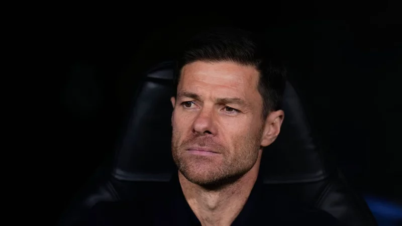 Wie lange darf Xabi Alonso noch auf der Real-Bank sitzen? - © Manu Fernandez/AP/dpa