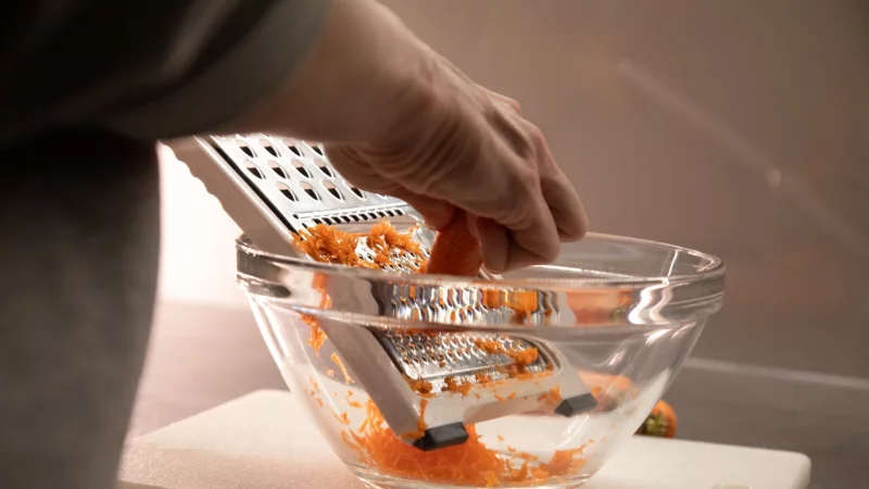 Karotten hinterlassen gern Verfärbungen auf Plastik - wie wird man die Flecken wieder los? - © Christin Klose/dpa-tmn