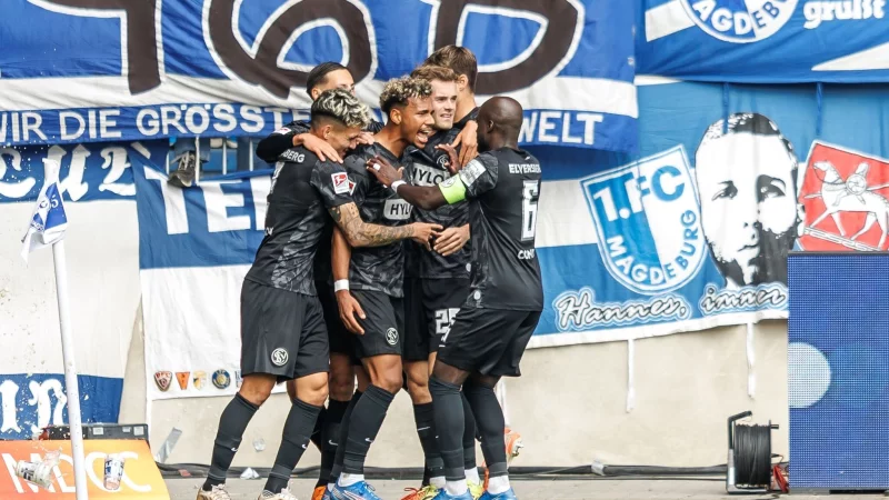 Bambase Conte (3.v.l) trifft zum 1:0 für Elversberg beim 1. FC Magdeburg. - © Andreas Gora/dpa