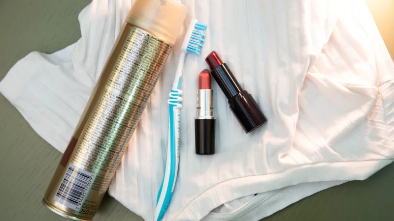 Schnelle L&ouml;sung? Lippenstift-Flecken sollen sich mit Haarspray entfernen lassen, verspricht ein Hack. - &copy; Christin Klose/dpa-tmn