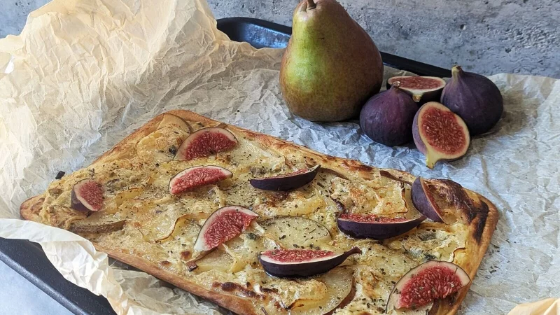 Teig belegen und ab damit in den Ofen! Schon 10 Minuten später steht der fertige Flammkuchen mit Senfcreme, Birnenscheiben und Gorgonzola auf dem Tisch. - © Doreen Hassek/hauptstadtkueche.blogspot.com/dpa-tmn