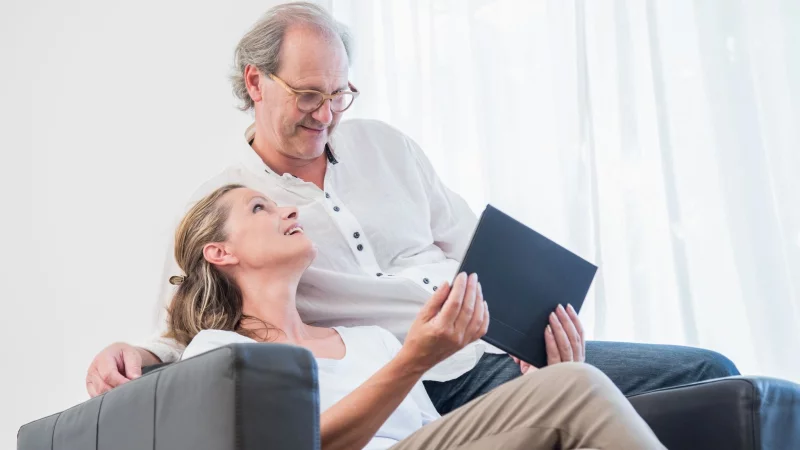 Keine ganz einfache Entscheidung, wenn die Lebensversicherung f&auml;llig wird: Soll sie als Einmalzahlung oder lebenslange Rente flie&szlig;en? - &copy; Christin Klose/dpa-tmn