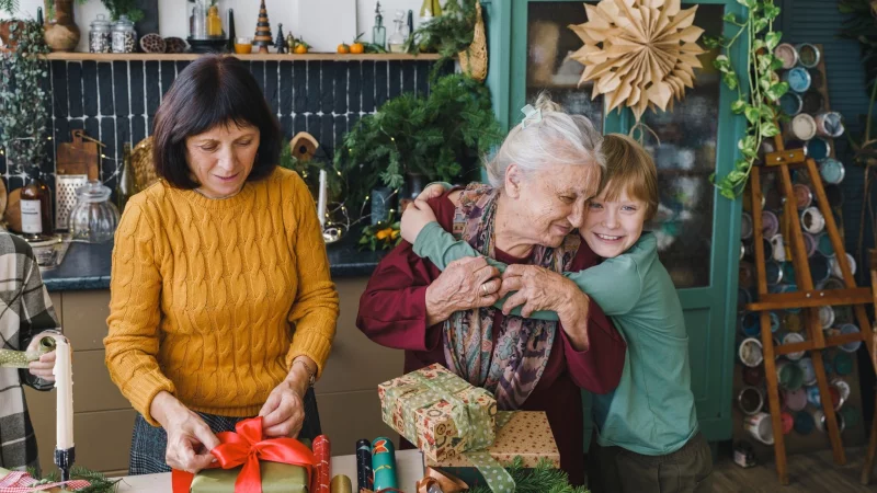 Auch wenn die Familie gerade so sch&ouml;n beieinander ist: An Weihnachten sollte man nicht &uuml;ber das schwierige Pflege-Thema der Oma reden. Man kann aber einen sp&auml;teren Termin daf&uuml;r vereinbaren. - &copy; Viola Bulatova/Westend61/dpa-tmn