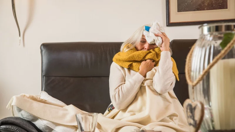 Ein plötzlicher Krankheitsbeginn mit Fieber, Gliederschmerzen und Husten ist typisch für eine Influenza-Erkrankung. - © Christin Klose/dpa-tmn