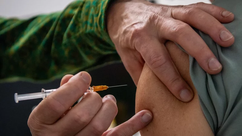 Eine Grippeschutzimpfung kann auch jetzt noch sinnvoll vor schweren Influenza-Verläufen schützen. - © Zacharie Scheurer/dpa-tmn