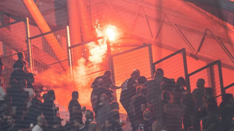Nach Fan-Krawallen wurde das Fußball-Stadtderby in Tel Aviv abgesagt (Archivbild). - © Sebastian Gollnow/dpa
