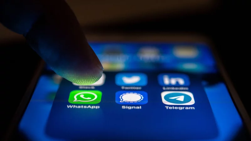 Mal schnell das Arbeitsverh&auml;ltnis per Whatsapp k&uuml;ndigen? Keine gute Idee. - &copy; Zacharie Scheurer/dpa-tmn