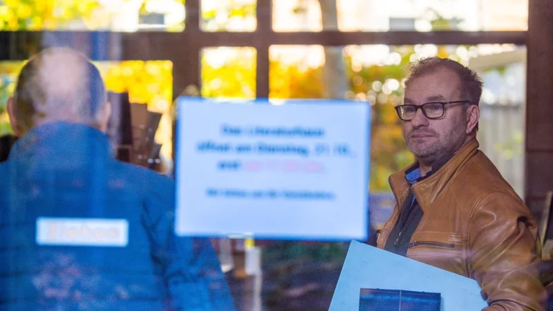 Nach knapp einem Jahr trennen sich die Wege von Oliver Hintz (r), als Leiter des Kl&uuml;tzer Literaturhauses &bdquo;Uwe Johnson&ldquo;, und der Stadt als Tr&auml;gerin des Hauses wieder. - &copy; Jens B&uuml;ttner/dpa